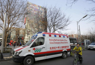 四川救护车因12元高速费被拦 对峙24分钟