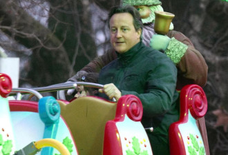 英国前首相卡梅伦变大儿童 独自坐旋转木马