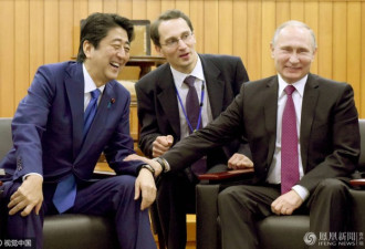 安倍带普京观看柔道表演 二人相谈甚欢