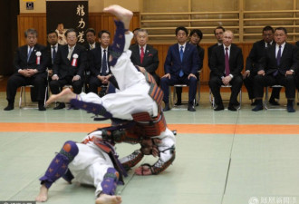 安倍带普京观看柔道表演 二人相谈甚欢