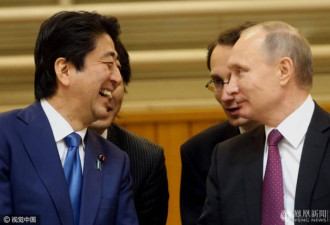 安倍带普京观看柔道表演 二人相谈甚欢