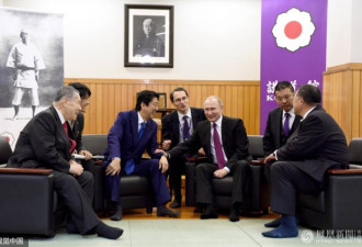 安倍带普京观看柔道表演 二人相谈甚欢
