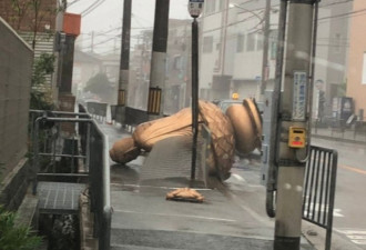 日本网友发布了自己拍摄的台风中的“惨状”