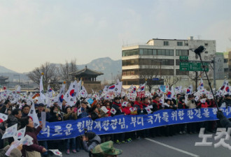 韩国保守团体集会力挺朴槿惠 高喊“弹劾无效”