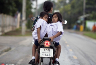 泰国连体姐妹花共享双腿 冒险分离不如快乐相伴