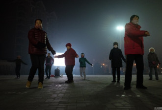 北京雾霾爆表 大爷大妈戴口罩跳广场舞