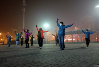 北京雾霾爆表 大爷大妈戴口罩跳广场舞