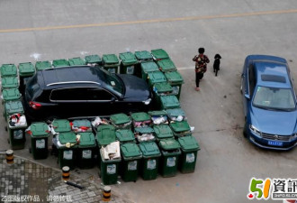 安徽车主占道乱停车 汽车被40余垃圾桶包围