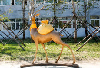 一袋一鹿主题雕塑落成 引网友强烈吐槽