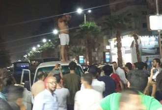 埃及一司机性骚扰女乘客 被当众脱衣站车顶羞辱