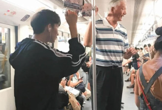 姚明66岁的老父亲低调挤地铁引来围观