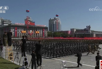 栗战书与金正恩共同观看朝鲜建国70周年阅兵