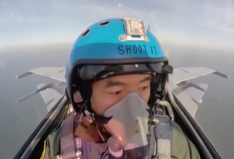 中国飞行员头盔上写SHOOT IT 回击美军挑衅