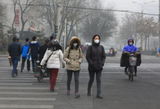 街拍:北京严重雾霾呈黑色 市民依旧忙碌奔波