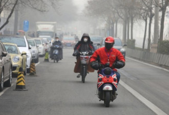 街拍:北京严重雾霾呈黑色 市民依旧忙碌奔波