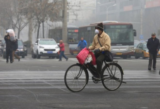 街拍:北京严重雾霾呈黑色 市民依旧忙碌奔波