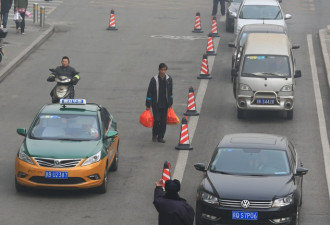 街拍:北京严重雾霾呈黑色 市民依旧忙碌奔波