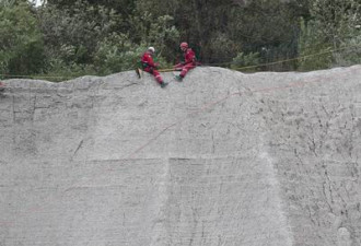 亚裔女子爬士嘉堡悬崖被困 八辆消防车出动救援