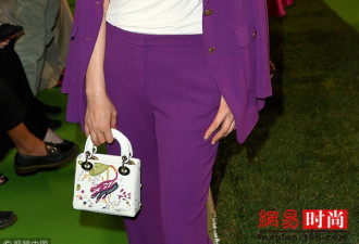 邓文迪现身纽约时装周 紫色西服攻气十足