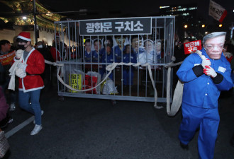 韩国民众穿圣诞服烛光游行 要求朴槿惠下台