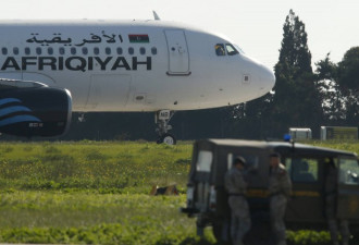 劫机者自称亲卡扎菲 客机已降落在马耳他