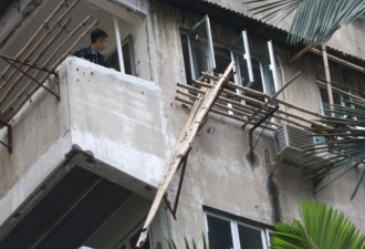 脚手架脱落 香港工人坠楼 砸中过路女子