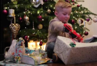 英4岁男孩天生没右手 圣诞获赠“钢铁侠”义肢