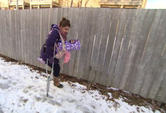 双拐与背带 加拿大残疾单身母亲的坚强感动世人