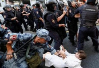 俄罗斯80城市爆发示威 反对退休改革