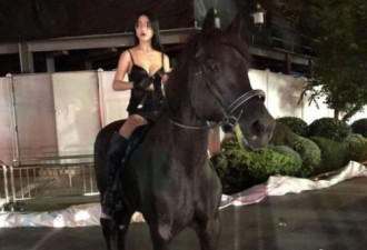 吊带衫女子骑马穿行上海市中心：是宠物