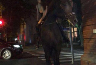 吊带衫女子骑马穿行上海市中心：是宠物