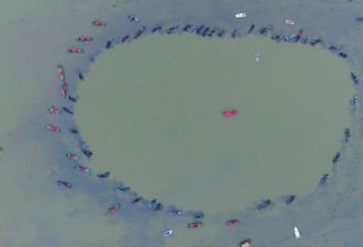 扬州“杀围”捕鱼 50多条渔船齐发 场面壮观