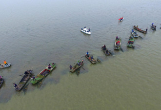 扬州“杀围”捕鱼 50多条渔船齐发 场面壮观