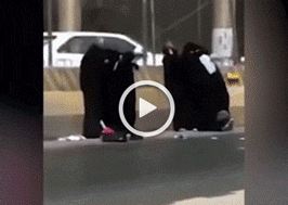 5名沙特女子扭打一团 可怜了地上的孩子