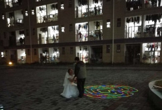 贵州商学院一女生穿婚纱在宿舍向男友求婚
