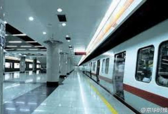 北京地铁一号线两女争执 一人掉下站台