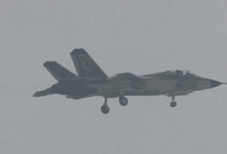 中国第二款隐身战斗机改进版成功首飞