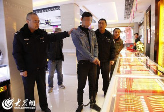 男子打赏网络女主播欠15万债务 只身夜劫金店