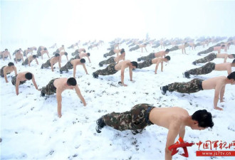 驻新疆武警冬季野营拉练 在雪地裸身战严寒