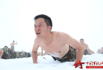 驻新疆武警冬季野营拉练 在雪地裸身战严寒
