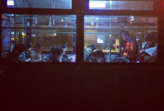 心酸!实拍杭州夜归族的夜班车:睡得东倒西歪