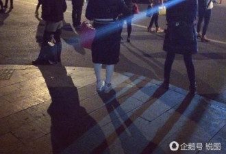 心酸!实拍杭州夜归族的夜班车:睡得东倒西歪