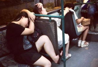 心酸!实拍杭州夜归族的夜班车:睡得东倒西歪