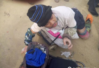 职业乞丐被揭穿 一秒变帅哥 判若两人