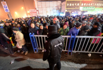 上千名民工在寒风中街头谋生 场面赛春运
