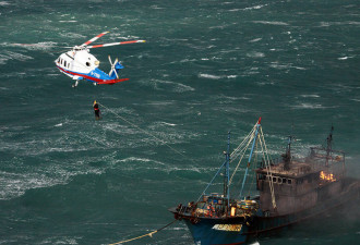 中国渔船在东海起火 直升机在风浪中救10人