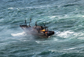 中国渔船在东海起火 直升机在风浪中救10人
