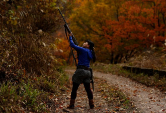 日本女猎人打破性别传统 熟练射杀野鹿