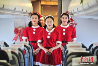 空乘化身“圣诞老人” 赠旅客少数民族玩偶