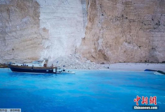 希腊旅游地岩石塌方游船倾覆 至少一名妇女受伤